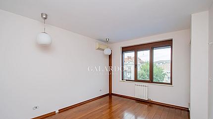 Прекрасен четиристаен апартамент до пл.Народно събрание