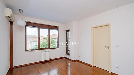 Прекрасен четиристаен апартамент до пл.Народно събрание