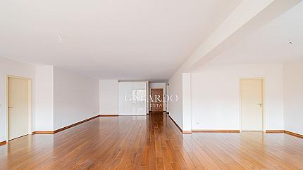 Прекрасен четиристаен апартамент до пл.Народно събрание