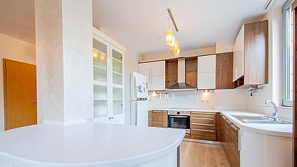 Четиристаен апартамент с подземен гараж в Симеоново