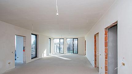 Четиристаен апартамент с панорамни гледки за продажба в Бояна