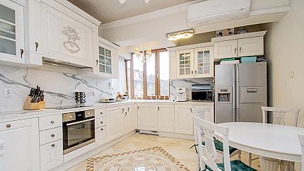 Тристаен  апартамент под наем в топ център