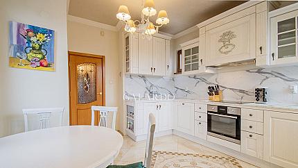 Тристаен  апартамент под наем в топ център