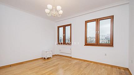 Тристаен  апартамент под наем в топ център