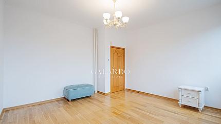 Тристаен  апартамент под наем в топ център