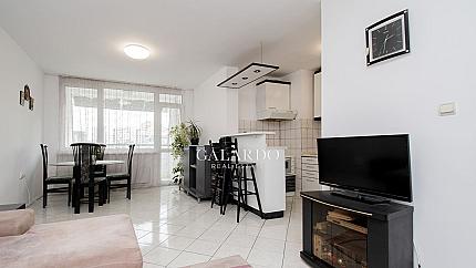 Тристаен апартамент с отлична локация в Бъкстон