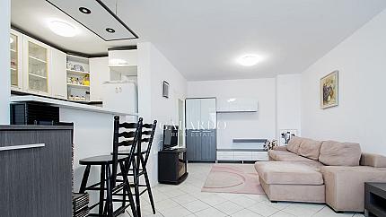 Тристаен апартамент с отлична локация в Бъкстон