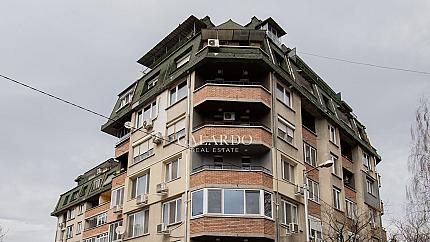 Тристаен апартамент с отлична локация в Бъкстон