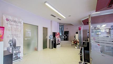 Представителен офис на партерно ниво с тераса