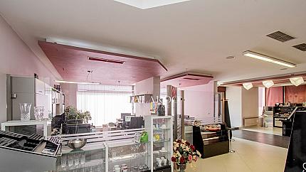 Представителен офис на партерно ниво с тераса