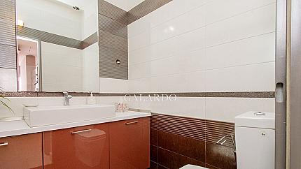 Представителен офис на партерно ниво с тераса