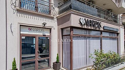 Представителен офис на партерно ниво с тераса