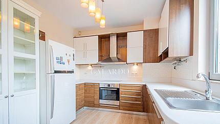 Четиристаен апартамент с подземен гараж в Симеоново