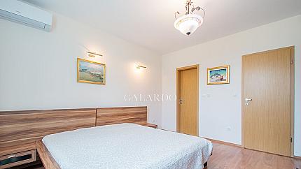 Четиристаен апартамент с подземен гараж в Симеоново