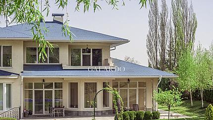 Луксозна къща с басейн в подножието на Витоша