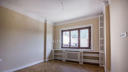 Реновиран многостаен апартамент на бул.Цар Освободител, кв.Докторски паметник