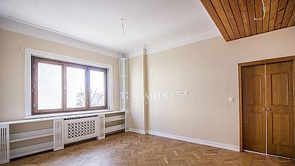 Реновиран многостаен апартамент на бул.Цар Освободител, кв.Докторски паметник