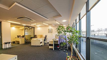 Офис с тераса в сграда клас А