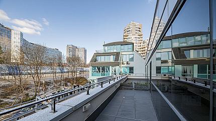 Офис с тераса в сграда клас А