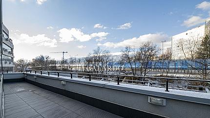 Офис с тераса в сграда клас А