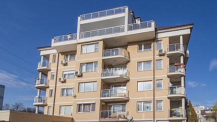 Южен тристаен апартамент в кв. Кръстова вада