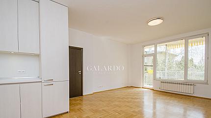 Светъл и просторен двустаен апартамент под наем