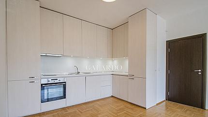 Светъл и просторен двустаен апартамент под наем