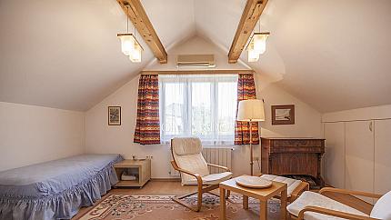 Самостоятелна къща с гараж и паркомясто в кв. Редута