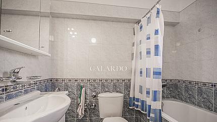 Самостоятелна къща с гараж и паркомясто в кв. Редута