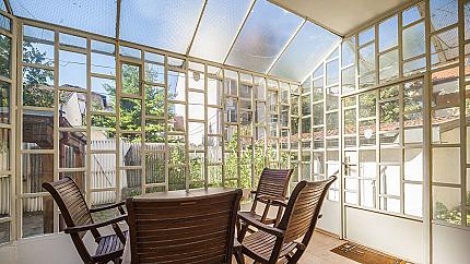 Самостоятелна къща с гараж и паркомясто в кв. Редута