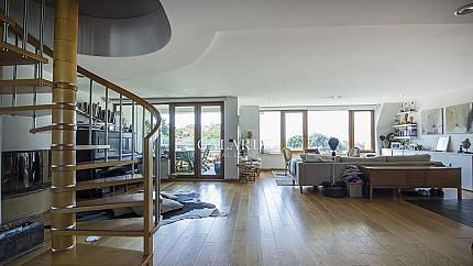 Уникален многостаен апартамент на две нива със спиращи дъха гледки към Южен парк, Витоша и София