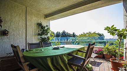 Уникален многостаен апартамент на две нива със спиращи дъха гледки към Южен парк, Витоша и София