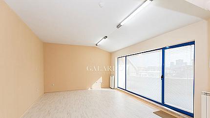 Просторен офис в бизнес център до бул. "ген. Иван Гешов"