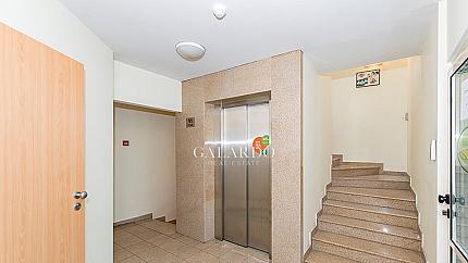 Просторен офис в бизнес център до бул. "ген. Иван Гешов"