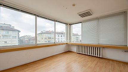 Офис в бизнес сграда в идеален център