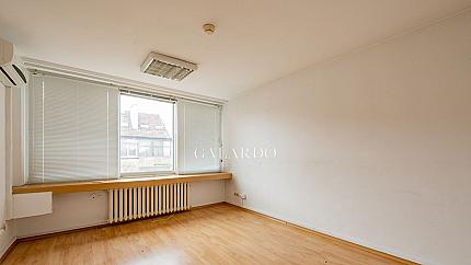 Офис в бизнес сграда в идеален център