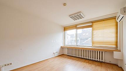 Офис в бизнес сграда в идеален център