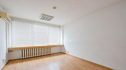 Офис в бизнес сграда в идеален център