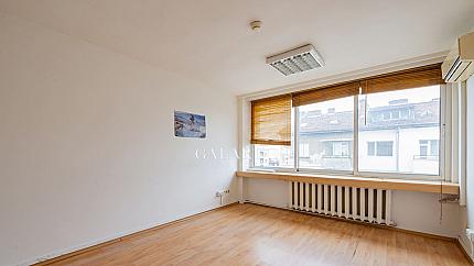 Офис в бизнес сграда в идеален център