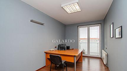 Офис под наем, Център