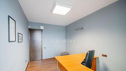 Офис под наем, Център