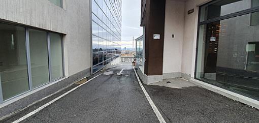 Бизнес сграда в близост до Околовръстен път