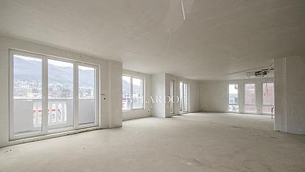 Просторен апартамент с три спални до новата детска градина в кв. "Манастирски ливади-изток"