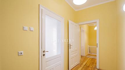 Четиристаен апартамент в центъра на София