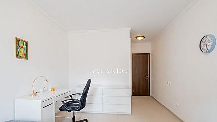 Тристаен апартамент в к-с Флора Парк