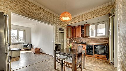 Multi-room property meters from National Assembly Square