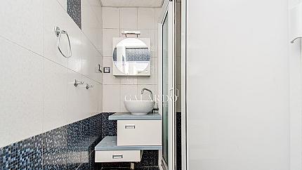 Multi-room property meters from National Assembly Square