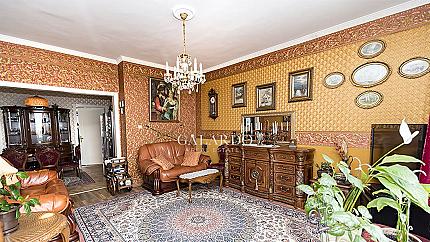 Елегантен четиристаен апартамент до пл. Народно събрание