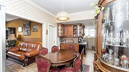 Елегантен четиристаен апартамент до пл. Народно събрание