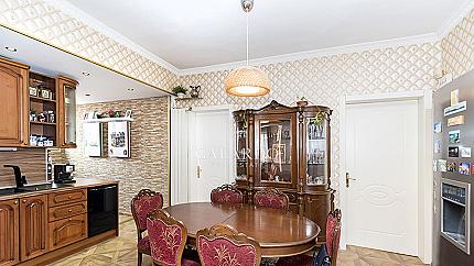 Елегантен четиристаен апартамент до пл. Народно събрание